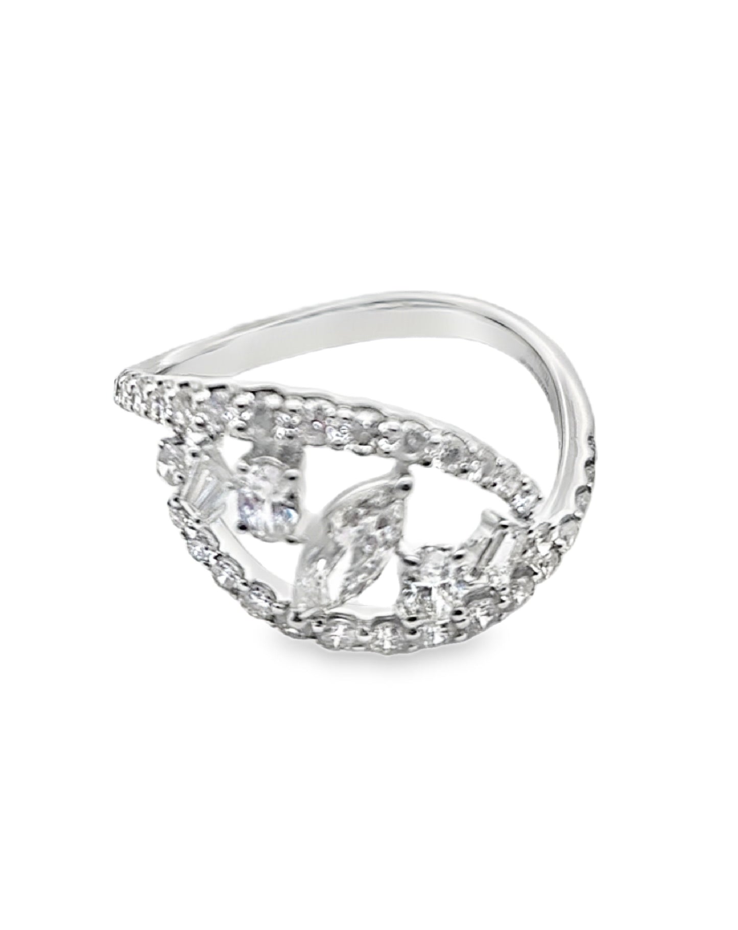 Elegant Diamonds Ring. 0.63CT +0.27CT + 0.22CT 14 KT Gold