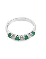 Anillo de oro blanco de 14 quilates con diamantes y esmeraldas